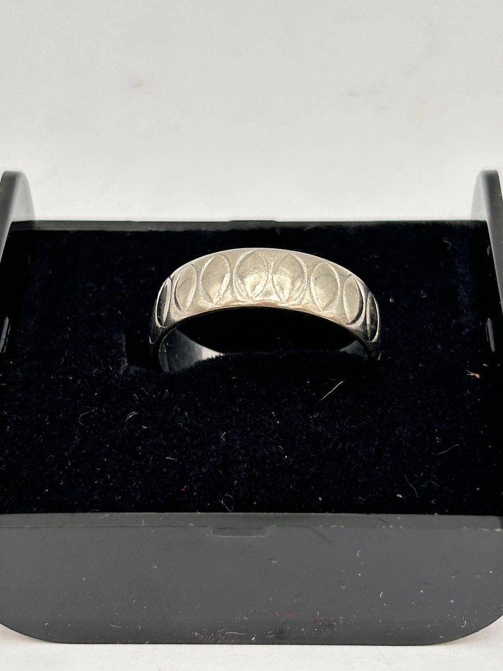 Lot 320: 18ct White Gold Decorated Band 5g, Size O.