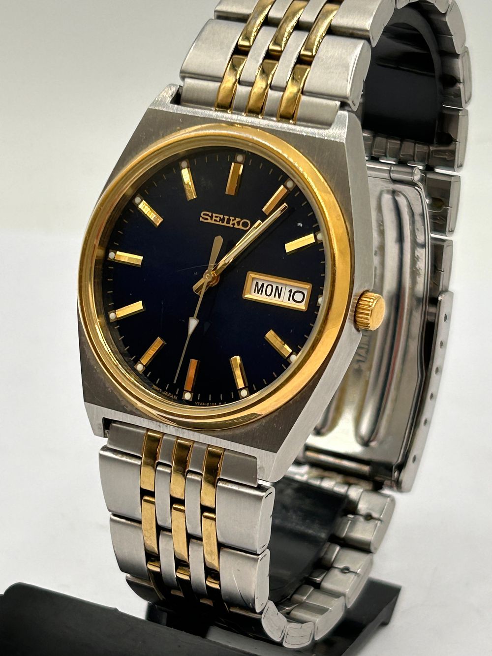 Lot 364: Seiko Quartz BI-Metal Gents Watch In Running Order.
