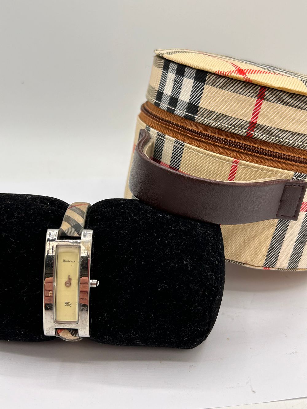 Lot 368: Ladies Burberry Quartz Watch With Box.