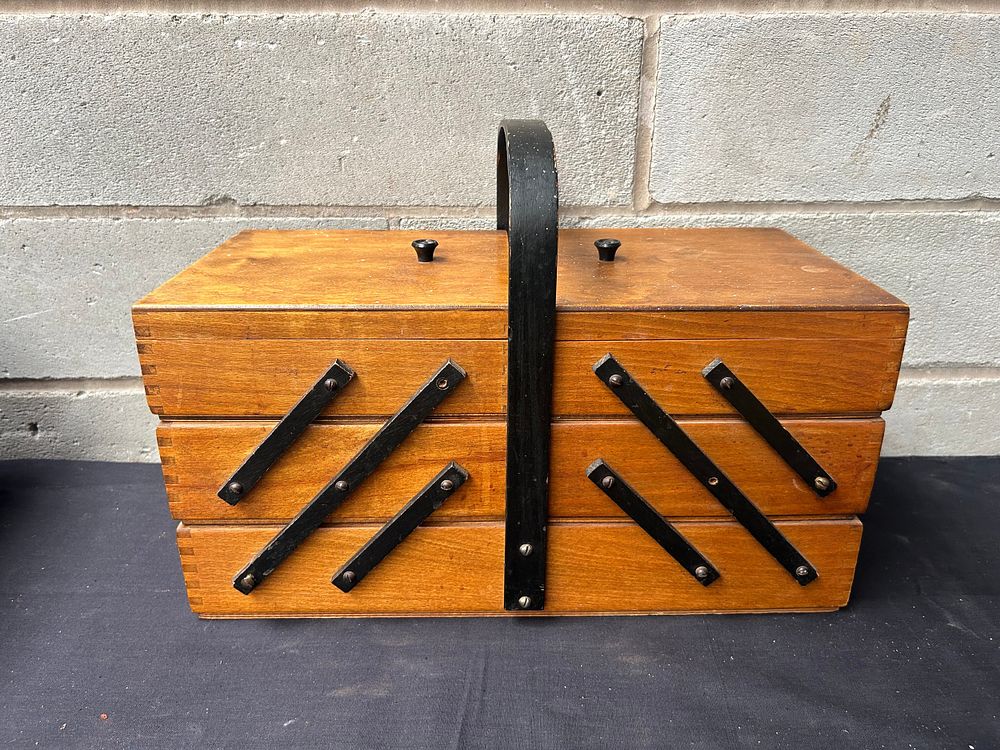 Lot 391: Vintage Cantilever Sewing Box