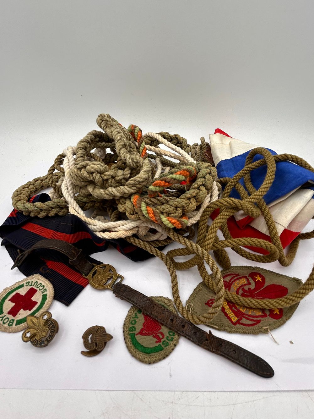 Lot 405: Collection Of Vintage Scout Accessories.