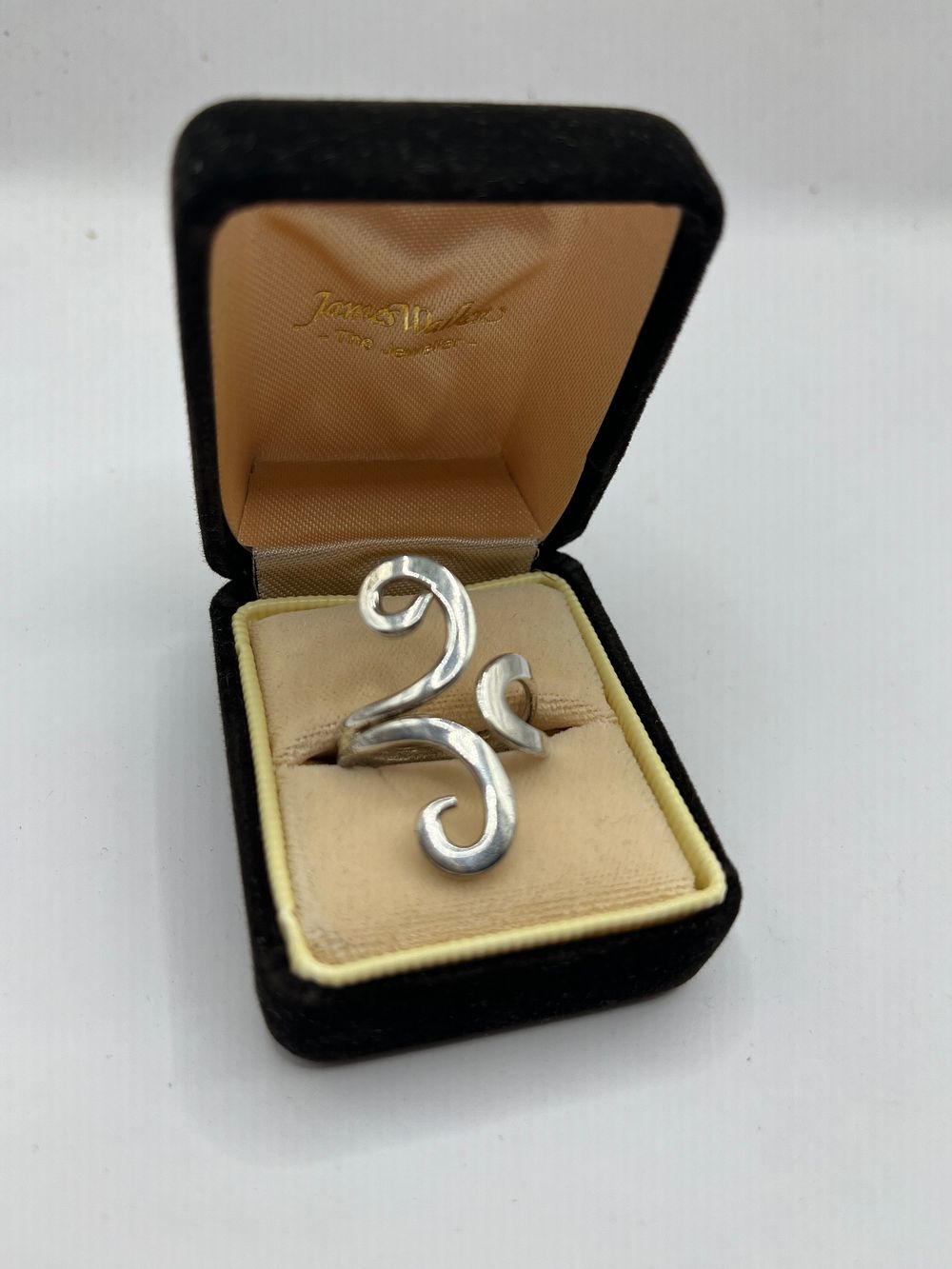 Lot 307: Large Silver Swirl Ring Size P.5, 6.39g.
