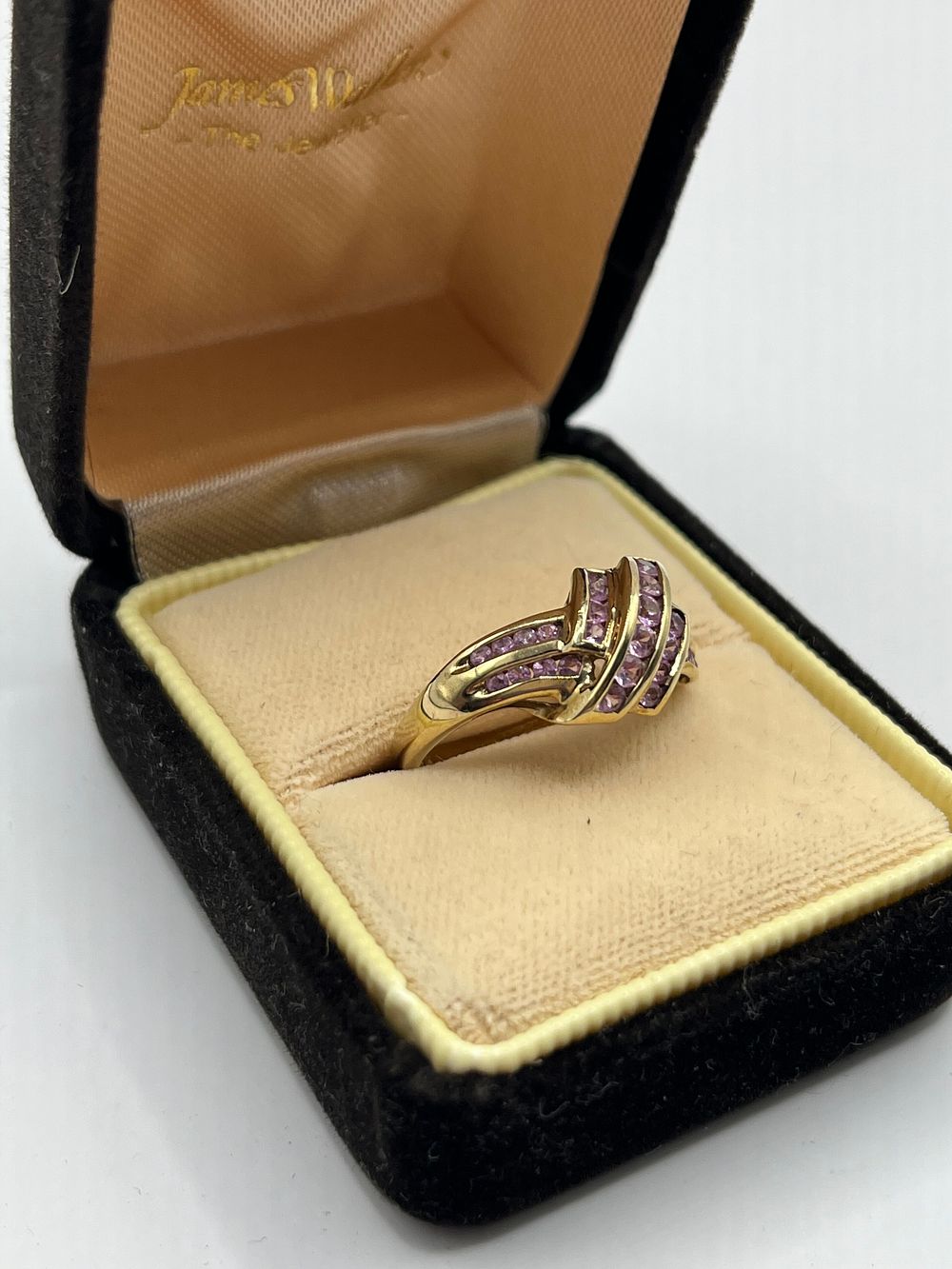 Lot 320: 9ct Pink Sapphire Knot Ring Size O, 2.8g.