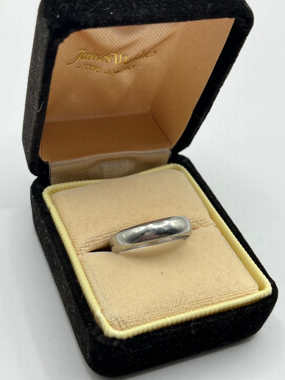 Lot 322: Plain Platinum Band 5.9g Size M