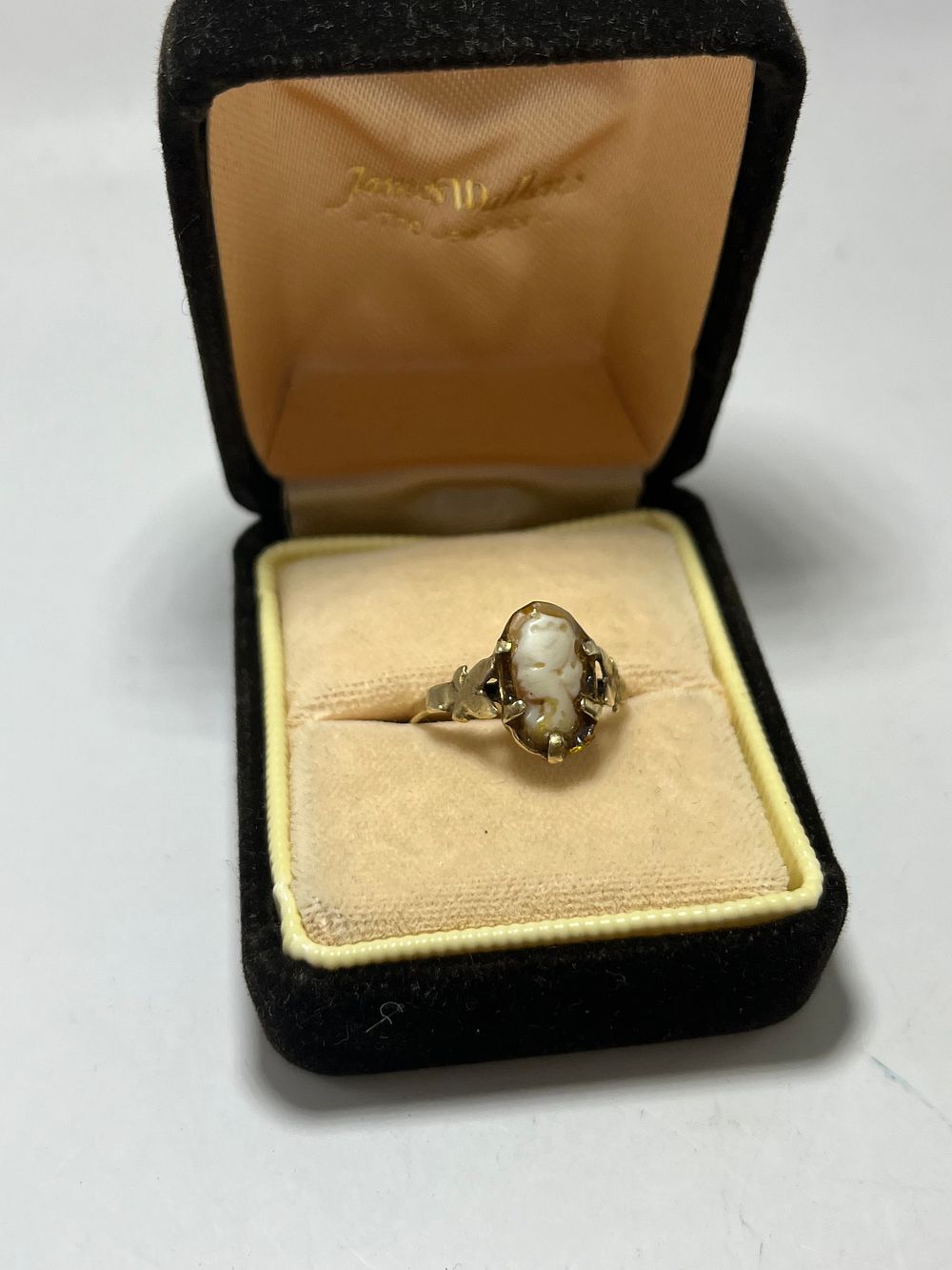 Lot 328: 9ct Cameo Ring Size N, 1.7g.