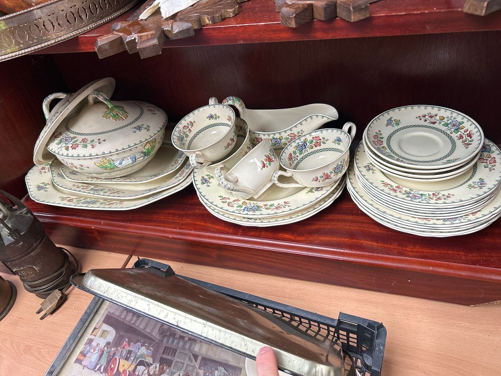 Lot 467: Spode Royal Jasmine Set Approx 30 Pieces