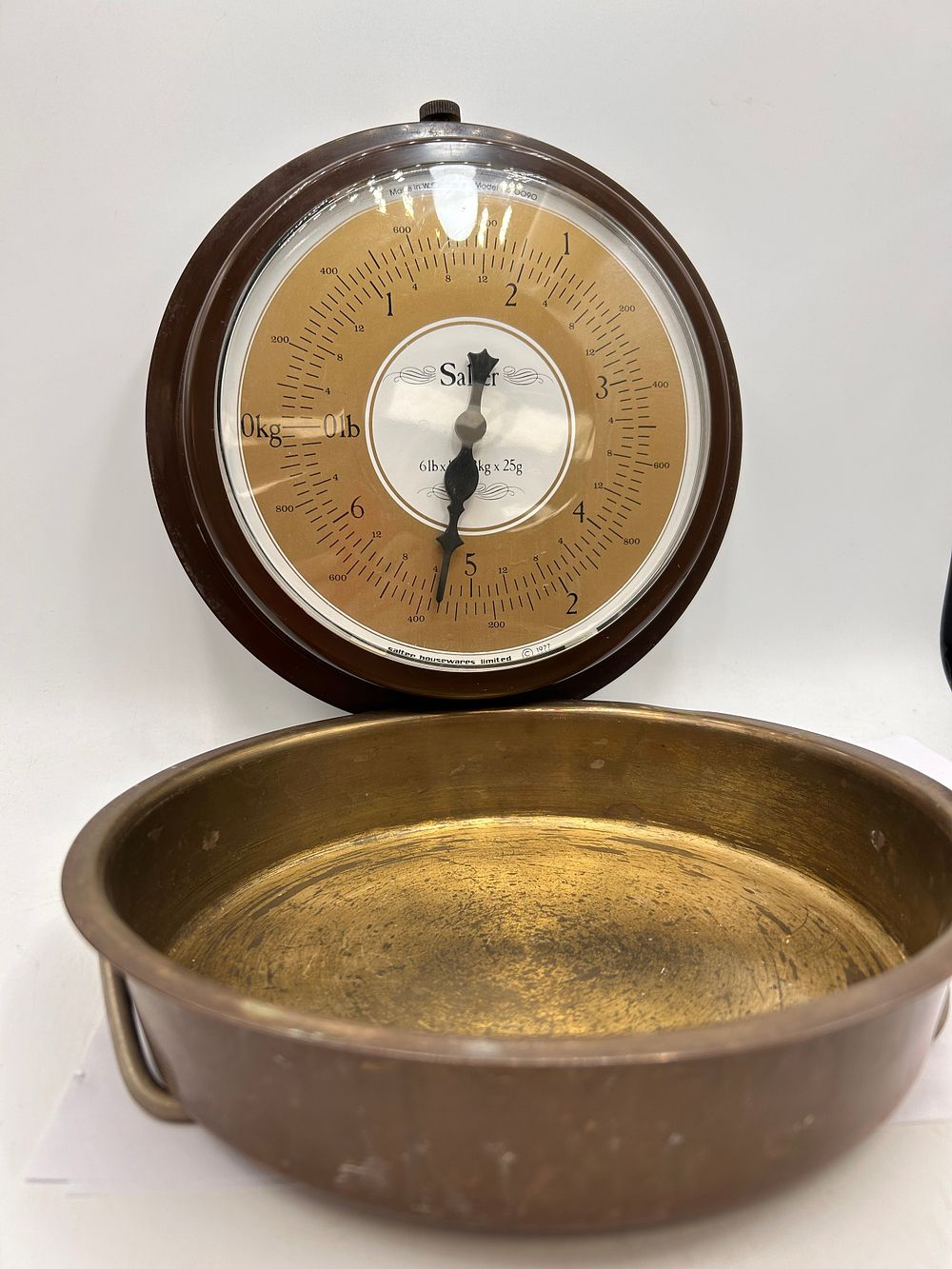 Lot 515: Vintage 1977 Salters Wall Hanging Scales 9" Diameter.
