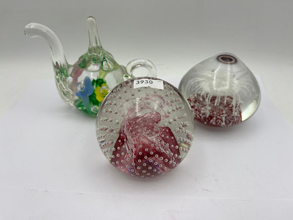 Lot 463: Three Decorative Glass Items, including a Caithness 'Pink Champagne' Paperweight