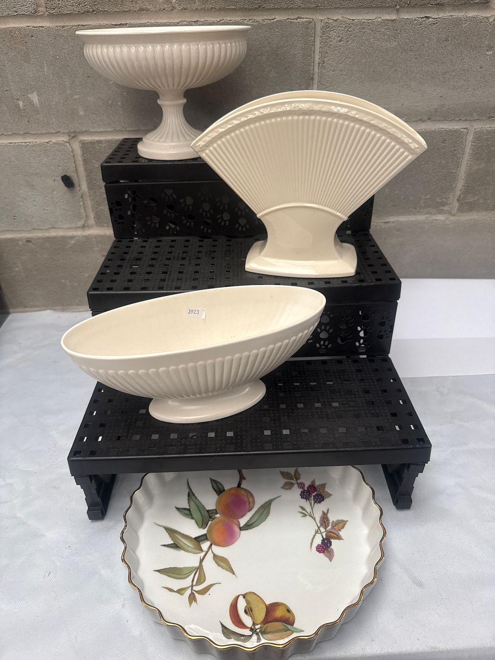 Lot 482: A Collection of Wedgwood Edme and Royal Worcester 'Evesham' Ceramic Wares