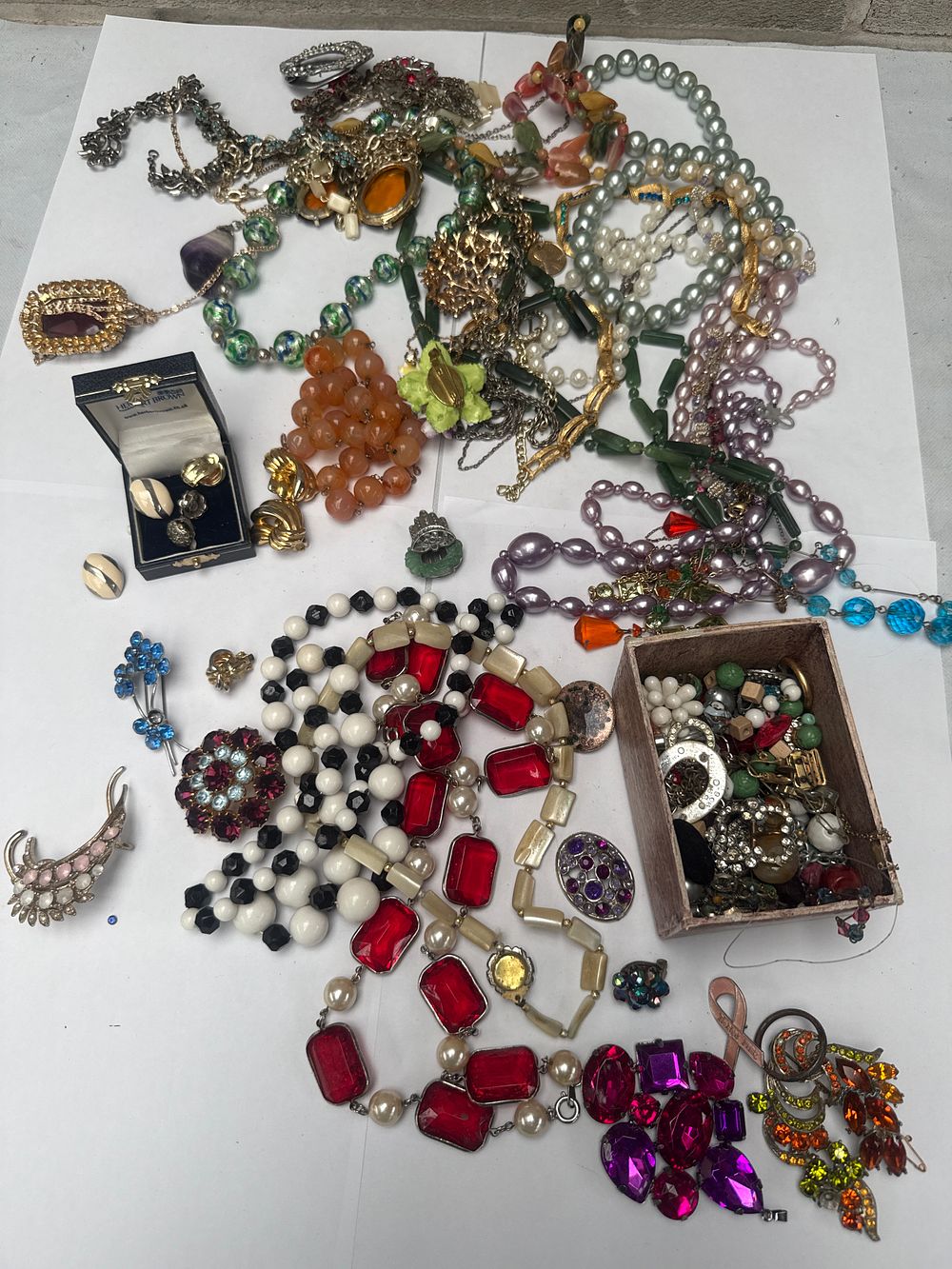Lot 537: A Large Collection of Diverse Costume Jewellery