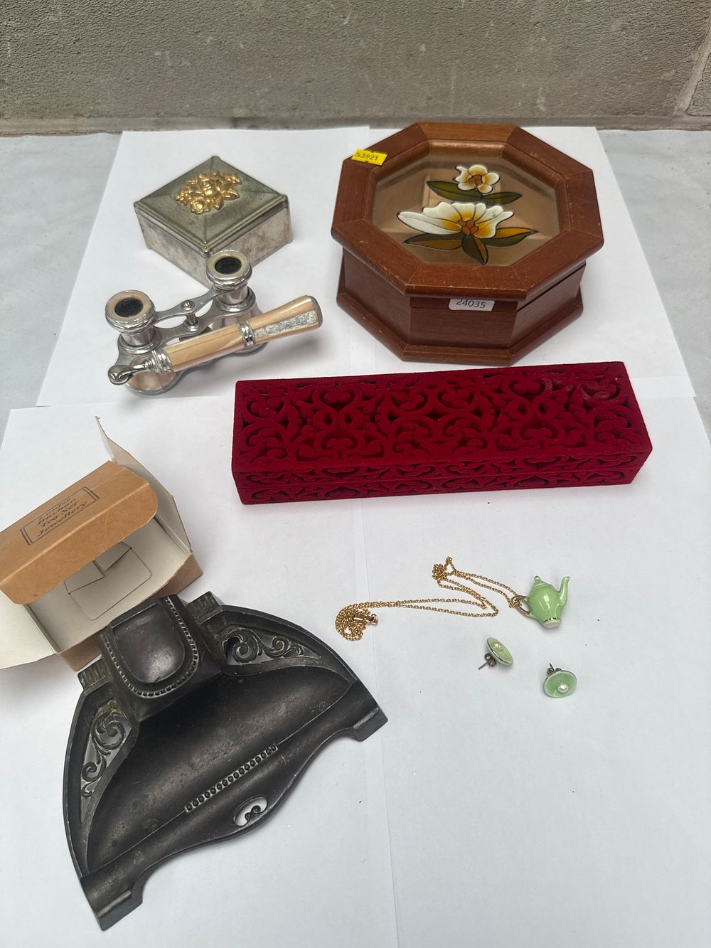Lot 538: A Collection of Decorative Objects, Opera Glasses, and Costume Jewelry