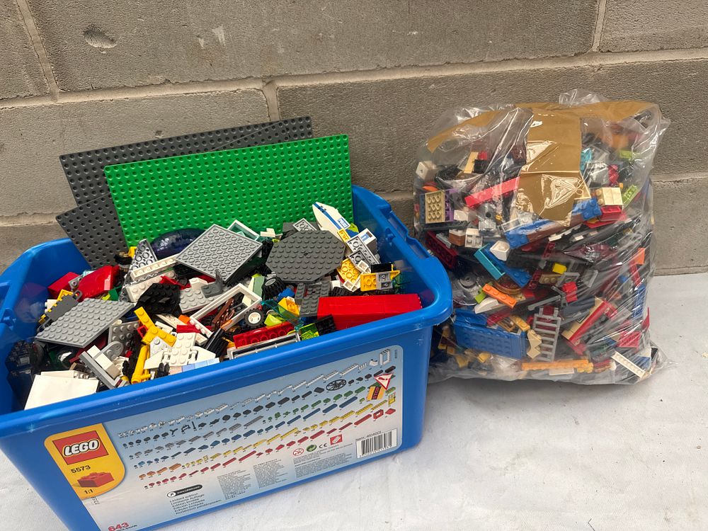 Lot 555: A Collection of LEGO Bricks and Elements, Approximately 6KG