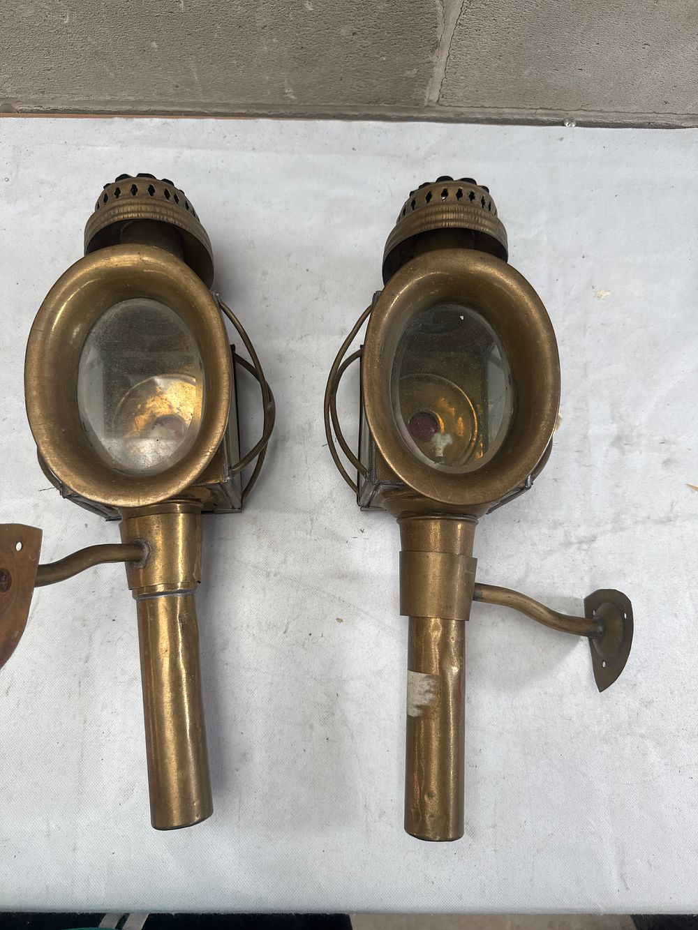 Lot 562: A Pair of Antique Brass Carriage Lantern Sconces