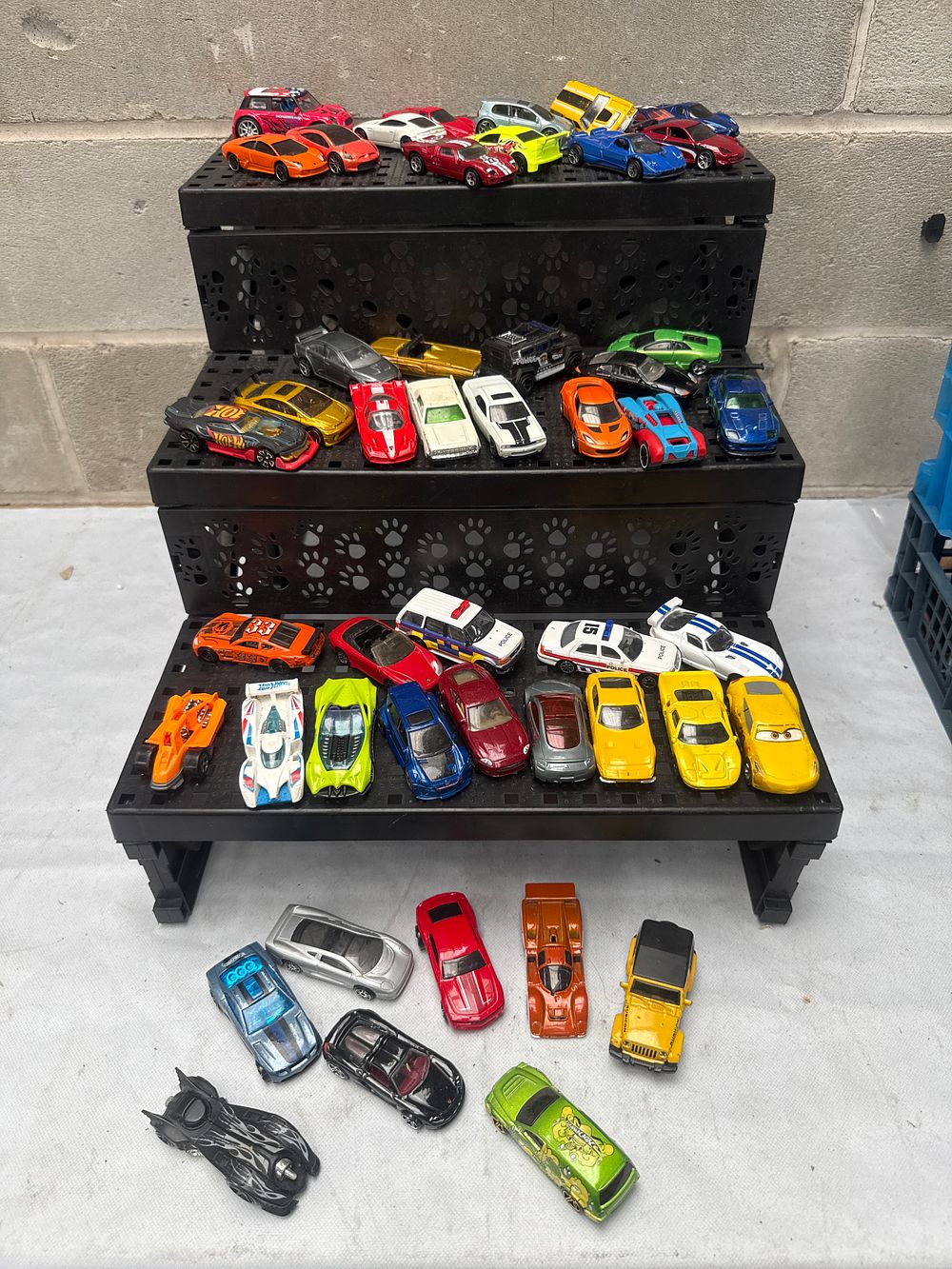 Lot 567: A Collection of Hot Wheels, Matchbox, and Other Die-Cast Toy Cars