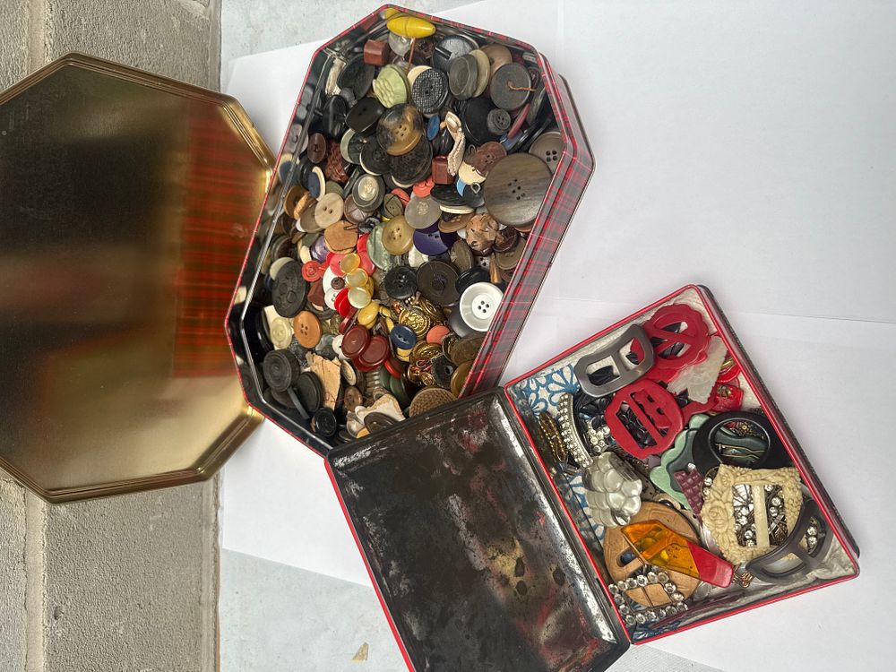 Lot 578: A Collection of Vintage Buttons and Fasteners in Two Metal Tins, Early to Mid-20th Century