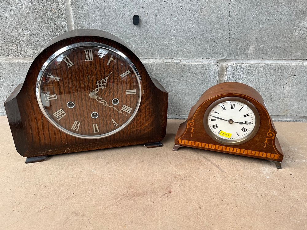 Lot 605: A Smyths Enfield Wooden Mantel Clock