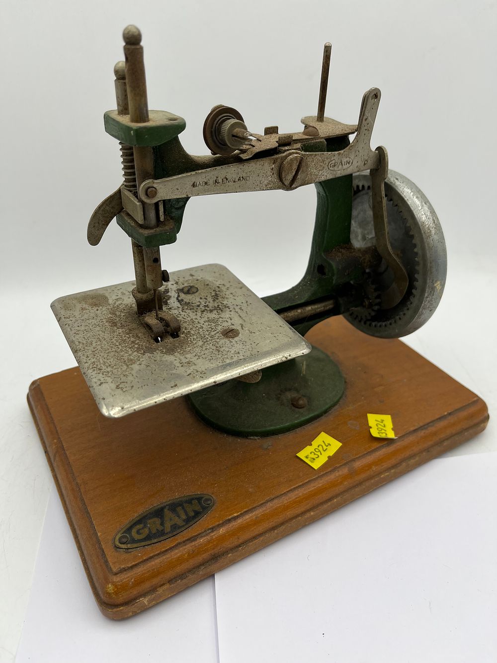Lot 607: A 1950s E.L. Grain Child's Toy Sewing Machine, Made in England