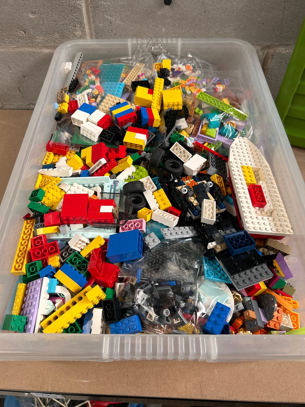 Lot 658: A Collection of LEGO Assorted Bulk Bricks, 7kg