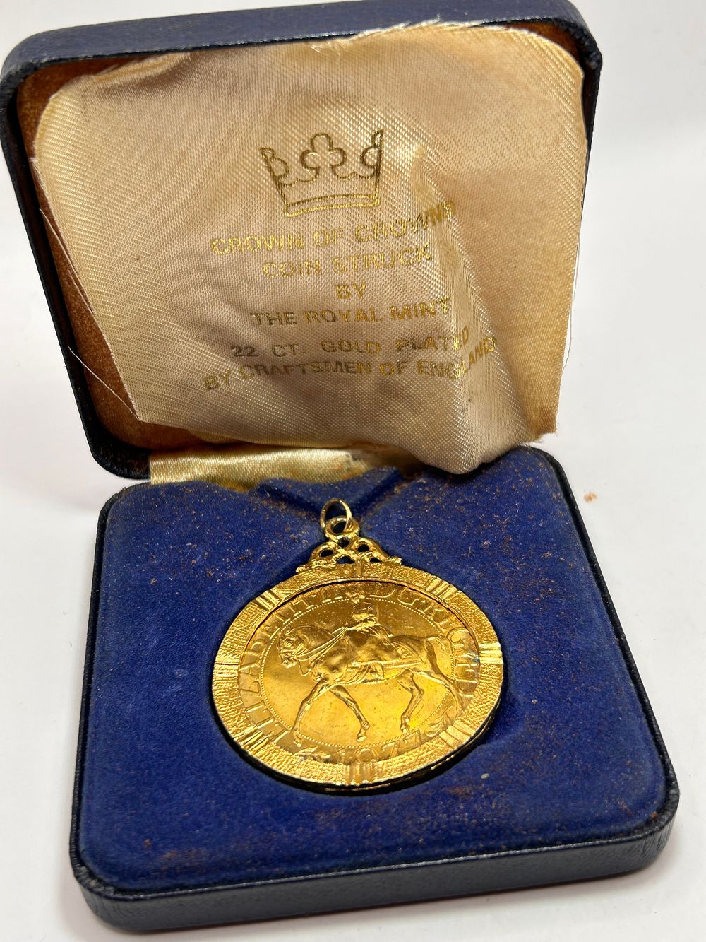 Lot 207: A 1977 Royal Mint 'Crown of Crowns' Silver Jubilee 22 CT. Gold Plated Medallion
