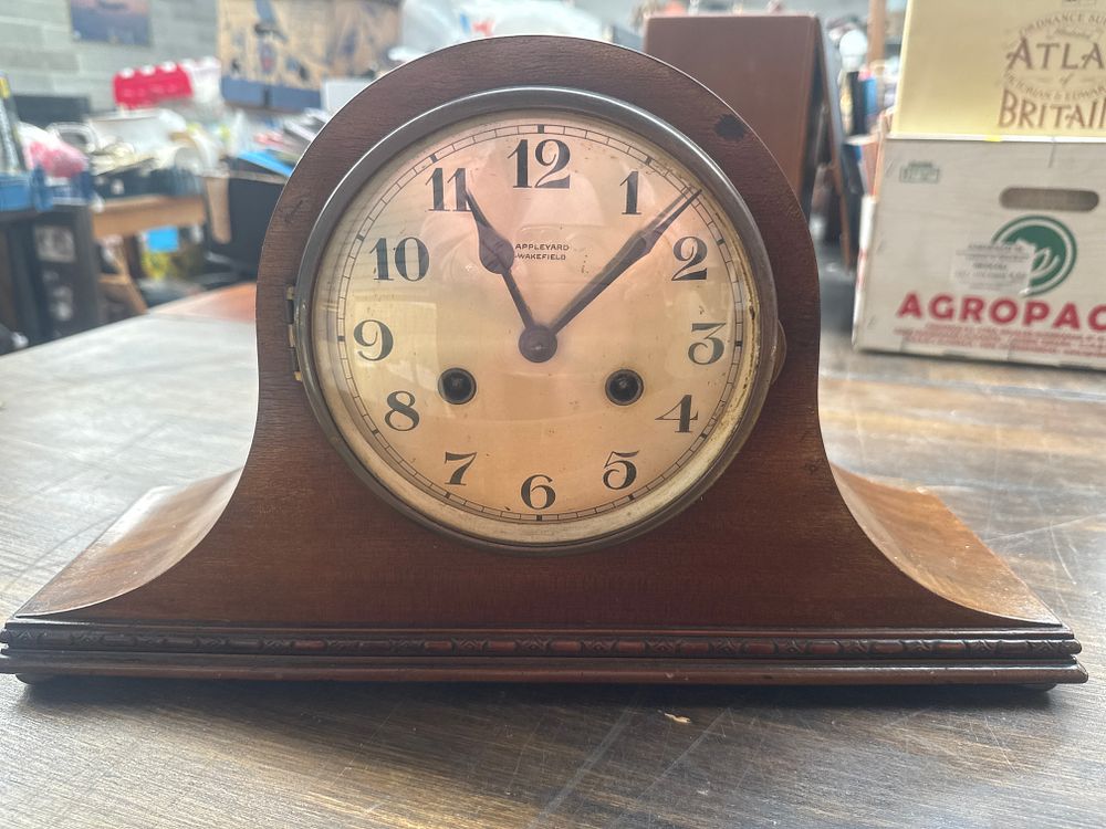 Lot 591: Appleyard Wakefield Vintage Hardwood Napoleon Hat Style Mantel Clock