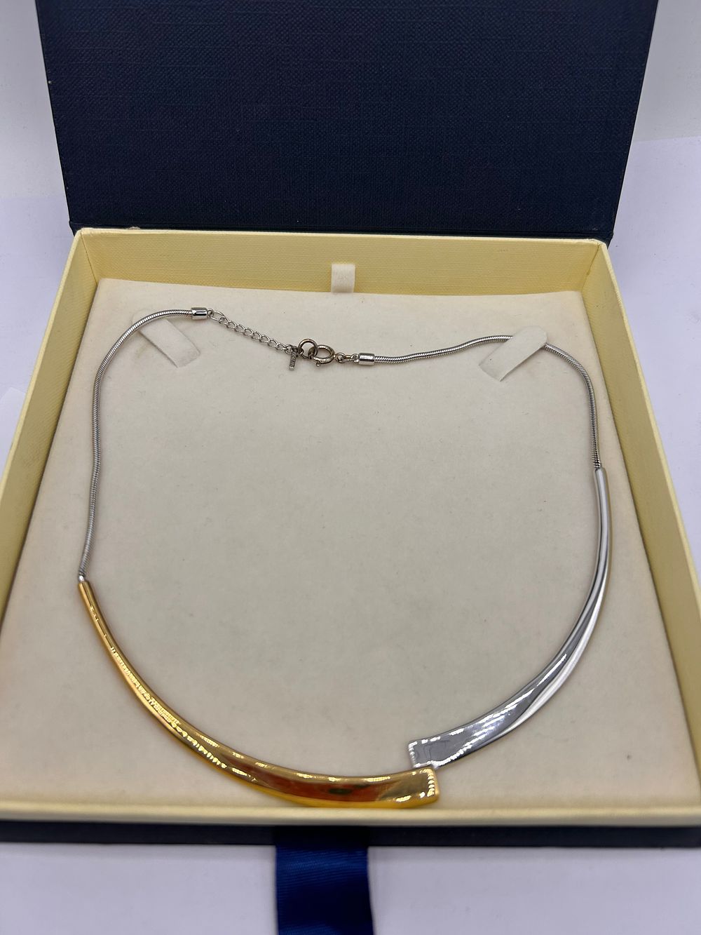 Lot 316: Fiorelli Bi-Color Silver Collar Necklace