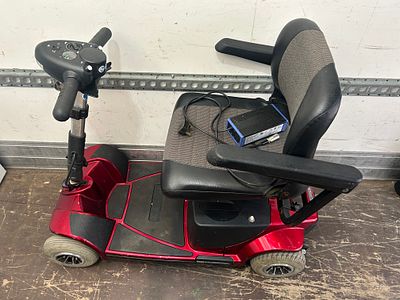 Pride Revo 2.0 4-Wheel Electric Mobility Scooter, In Working Order. A Pride Revo 2.0 4-Wheel 