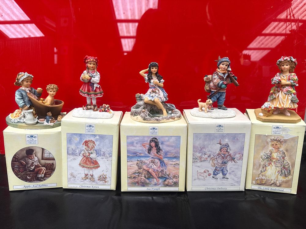 Lot 42: A Collection of 5 The Leonardo Collection Figures Designed by Christine Haworth