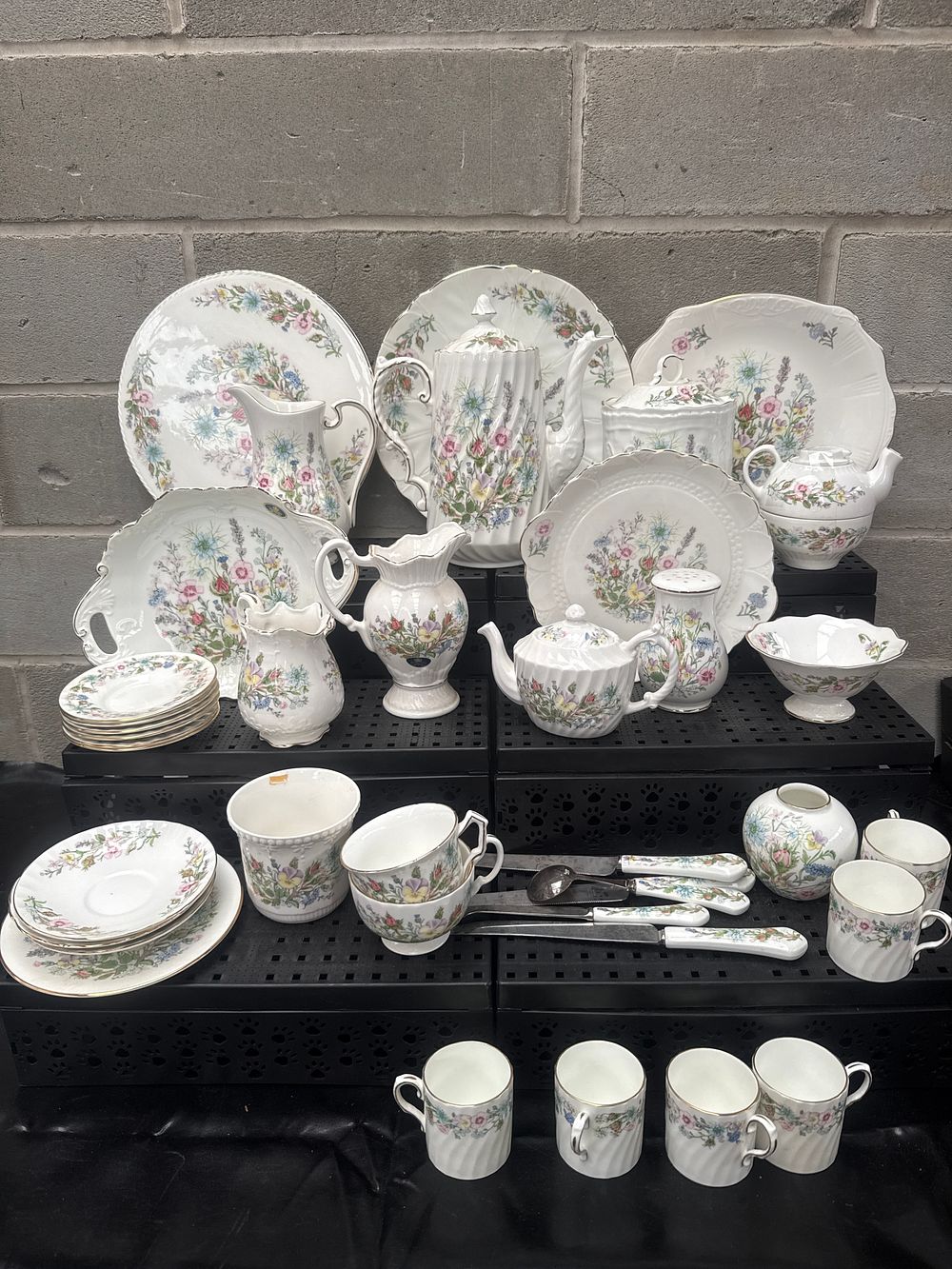 Lot 310: A 39-Piece Aynsley 'Wild Tudor' Fine English Bone China Dinner and Tea/Coffee Service with Flatware