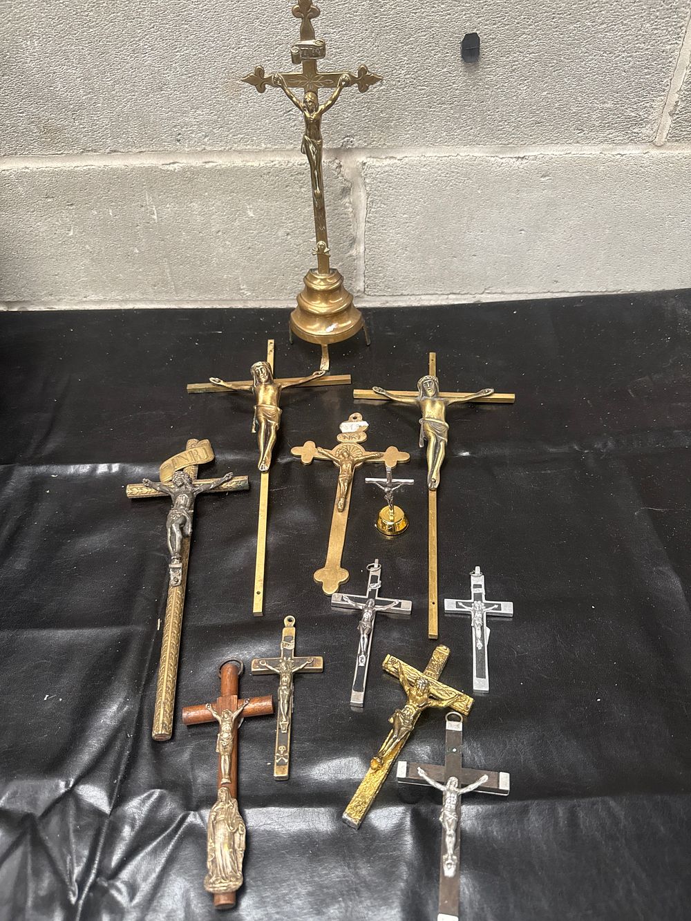 Lot 411: A Collection of Twelve Antique and Later Ecclesiastical Crucifixes, Brass etc., Wood and Silver-Toned Metals