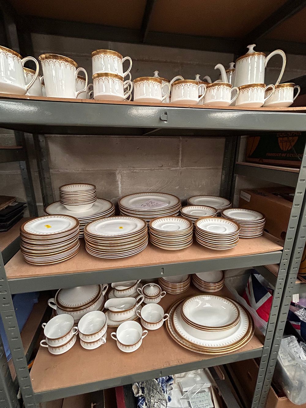 Lot 424: A Large Collection of 182 Pieces of Paragon 'Athena' Fine Bone China Dinner and Tea Service