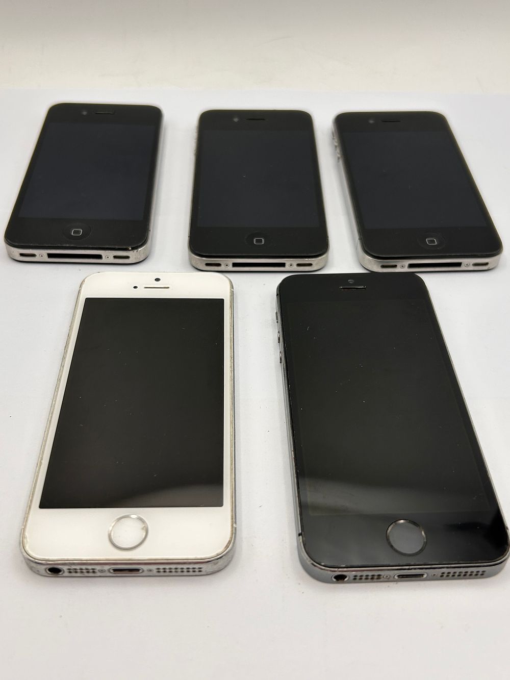 Lot 495: A Group of Five Apple iPhone Mobile Phones, including iPhone 4, iPhone 5, and iPhone 5S Models