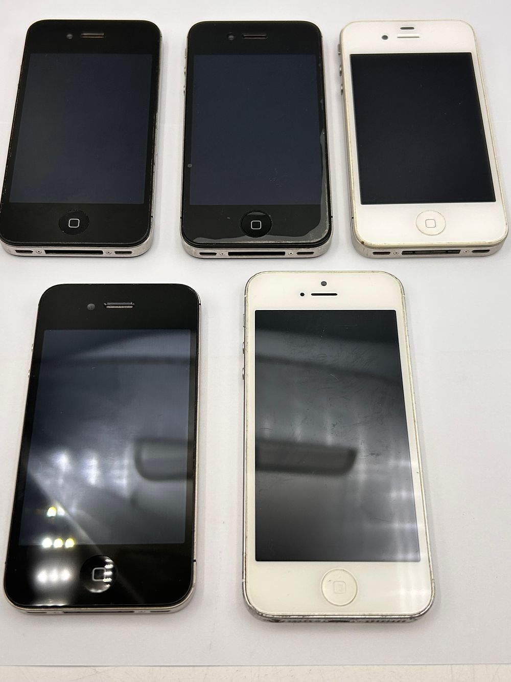 Lot 499: A Group of Five Apple iPhone Smartphones, including iPhone 4/4S and iPhone 5/5S Models