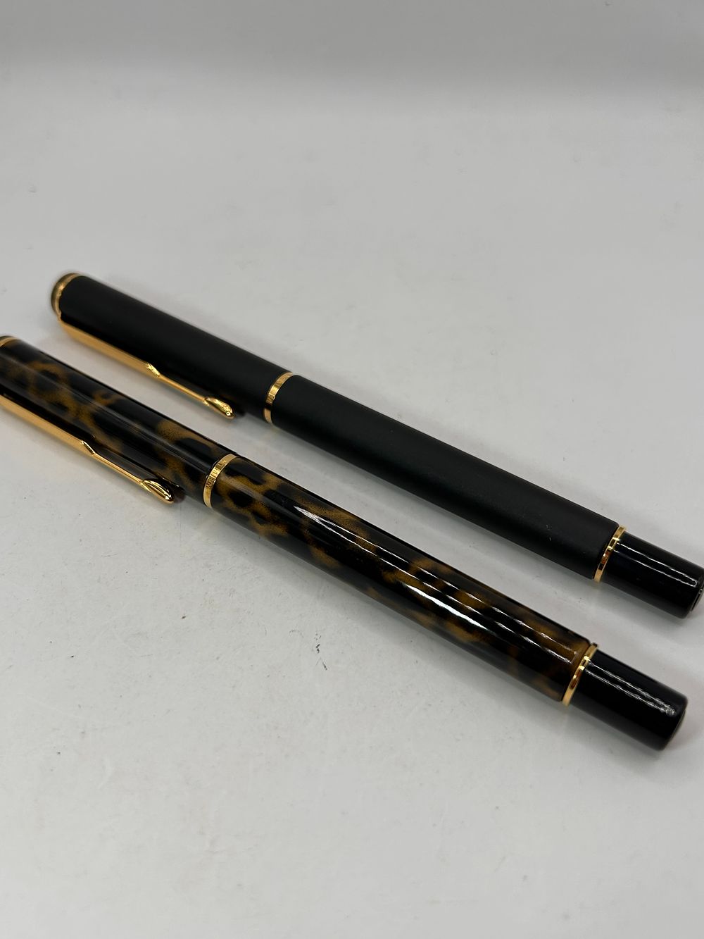 Lot 338: A Pair of Parker Rialto Fountain Pens Black and Tortoiseshell