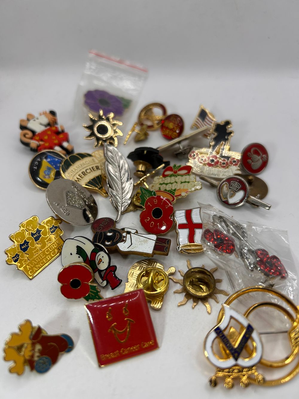 Lot 350: A Collection of 27 Modern and Contemporary Lapel Pins, Badges, and Cufflinks