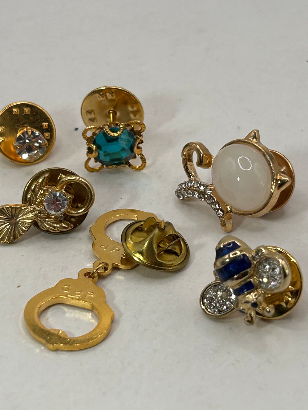 Lot 353: A Collection of 6 Assorted Gold-Tone Costume Jewelry Lapel Pins and Tie Tacks