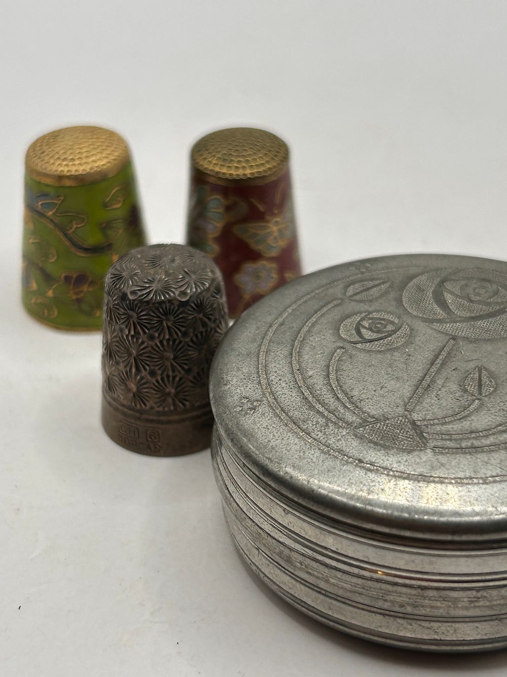 Lot 362: A Collection of Four Vintage Collectible Items: Art Nouveau Box and Three Thimbles