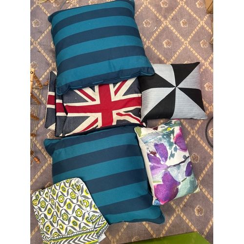 Lot 520: A Collection of 6 Assorted Contemporary Textile Throw Pillows and Covers
