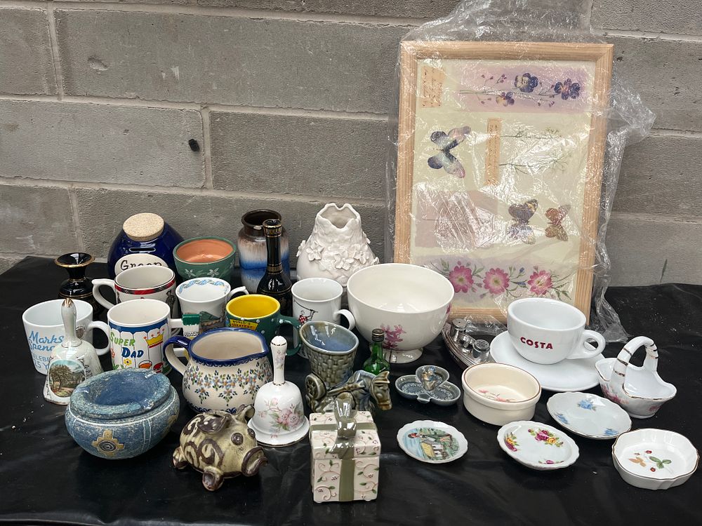 Lot 531: A Collection of Assorted Decorative and Domestic Ceramic and Glass Items