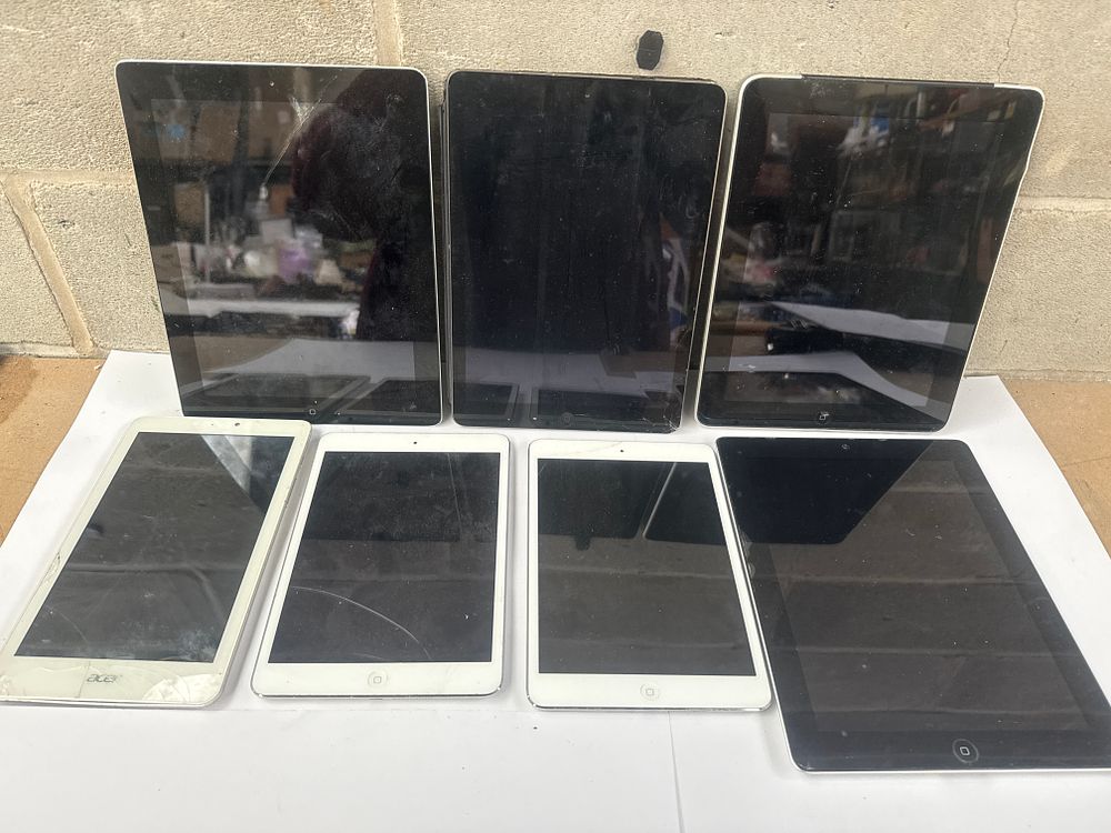 Lot 536: A Collection of 7 Electronic Tablets including 6 Apple iPads and 1 Acer Tablet