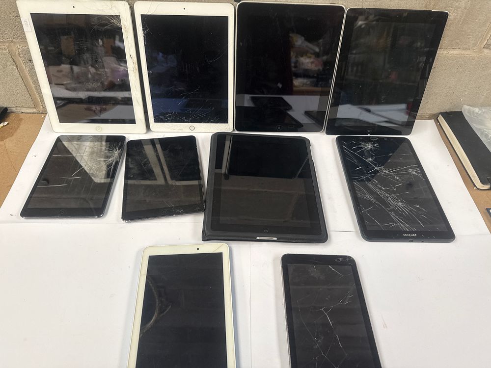 Lot 537: A Collection of 11  Electronic Tablets, Primarily Apple iPad and Samsung