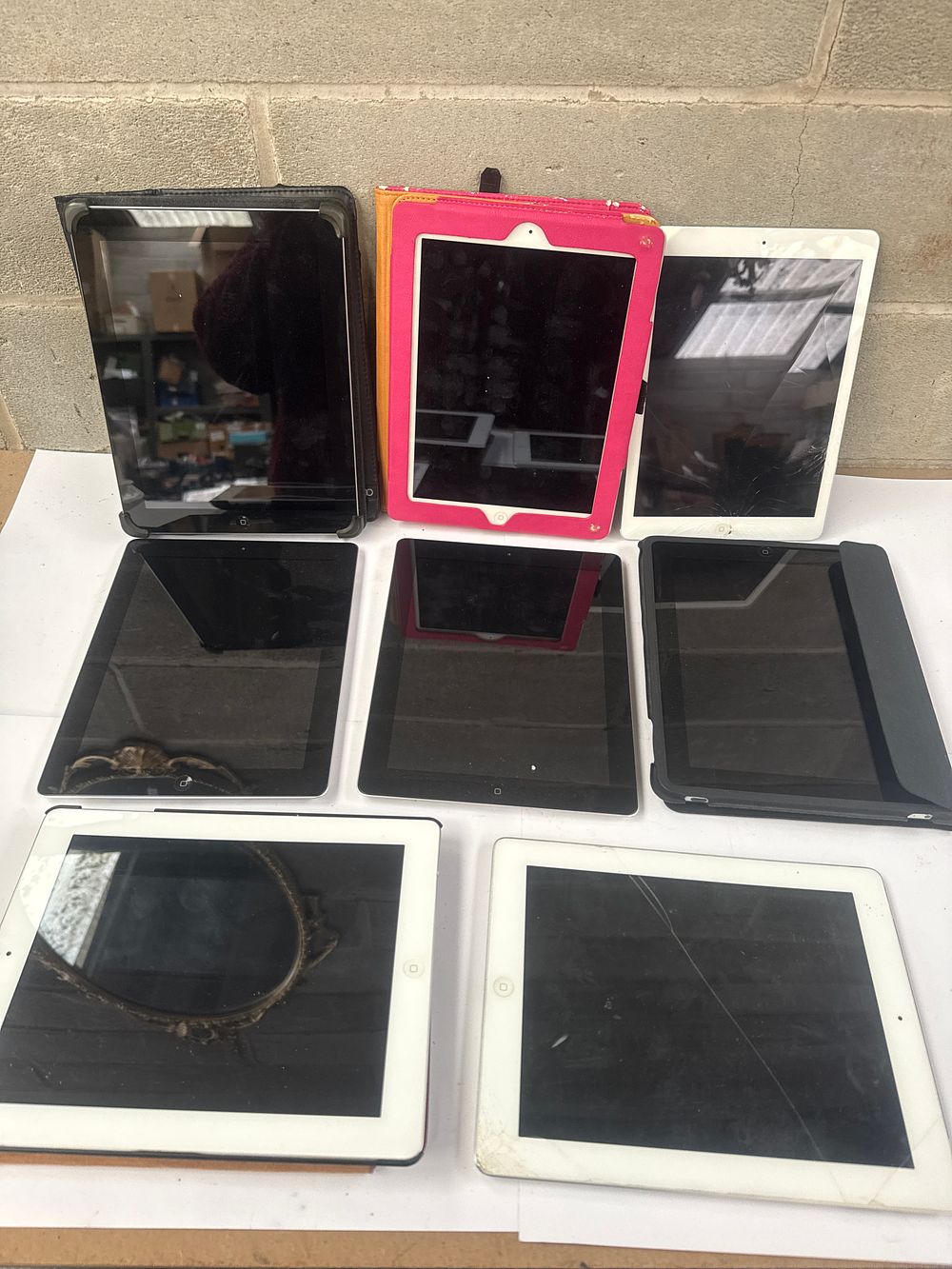 Lot 542: A Collection of Eight Apple iPad Tablets Bundle
