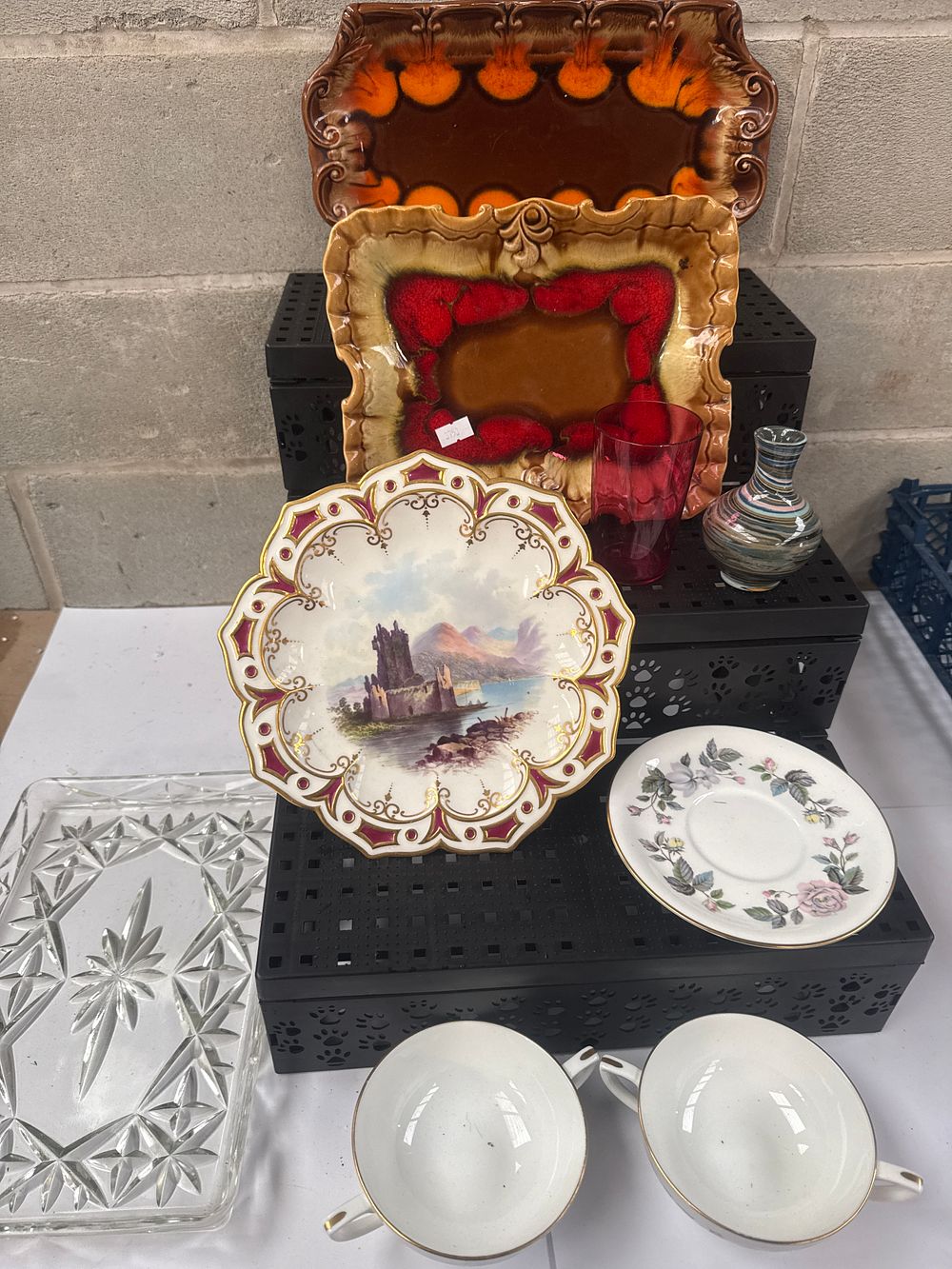 Lot 551: A Collection of Vintage Ceramics, Porcelain, and Glassware