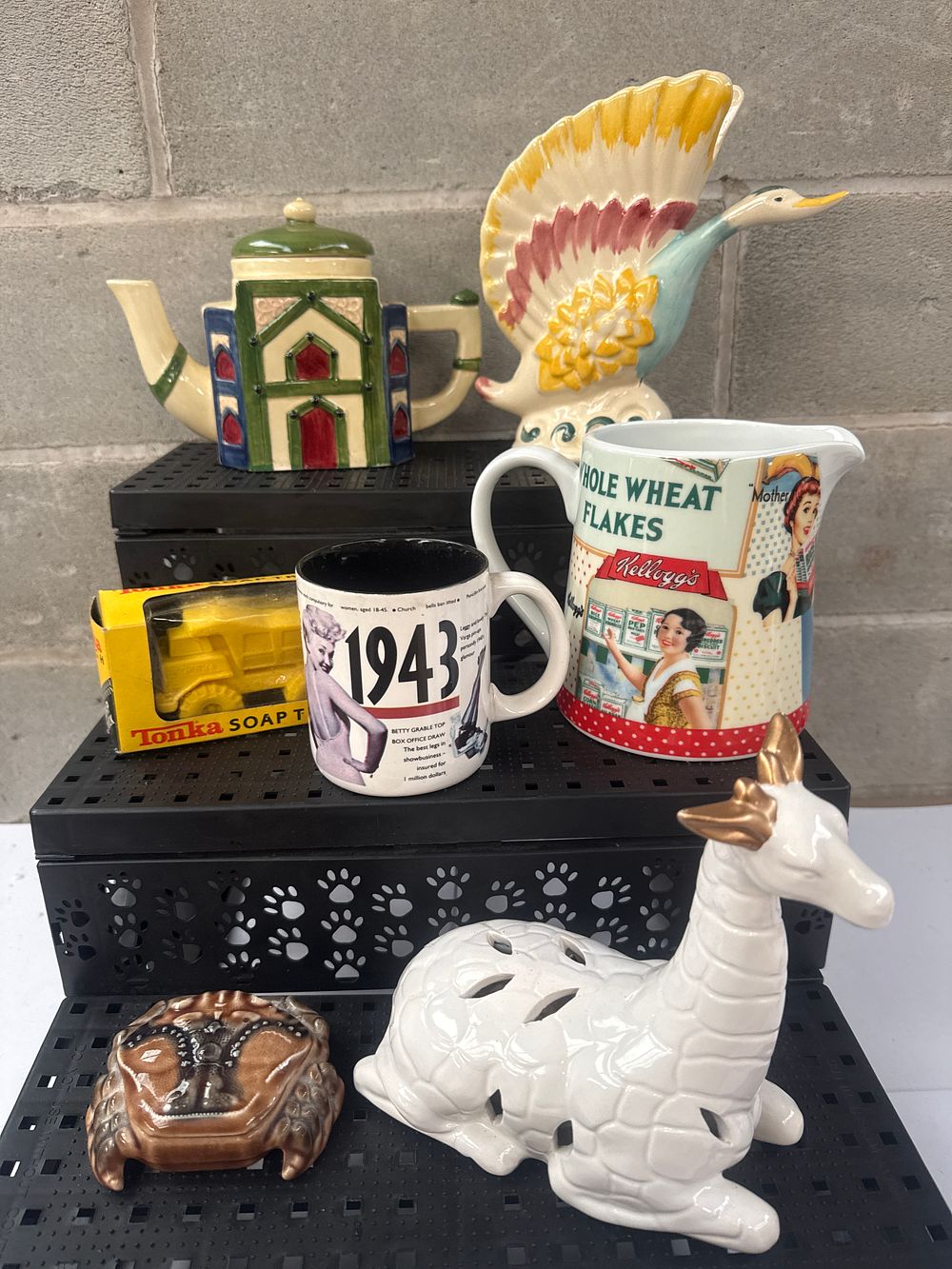 Lot 552: A Collection of 7 Mixed Media and Ceramic Collectibles