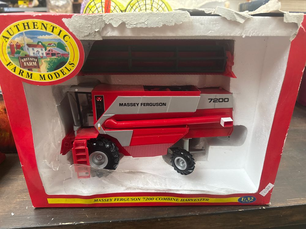 Lot 507: Britains 00054 Massey Ferguson 7200 Combine Harvester 1:32 Scale