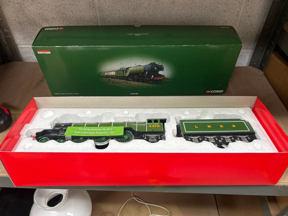 Lot 311: Corgi Limited Edition 1:50 Scale Cold-Cast Model The Flying Scotsman Locomotive and Tender CC99902