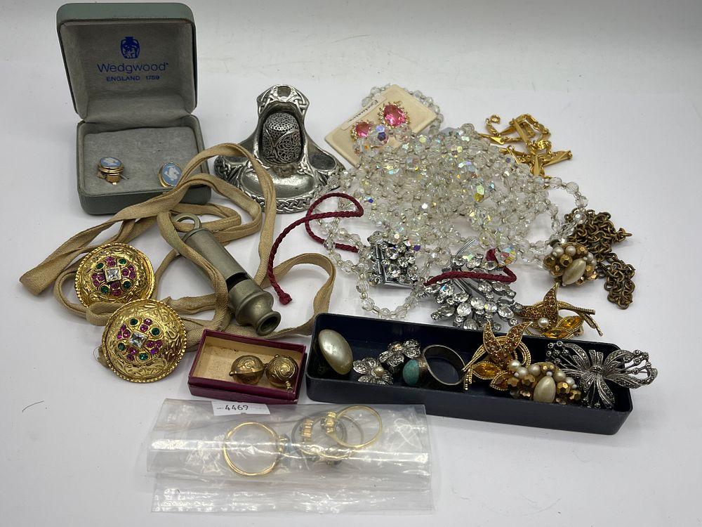 Lot 315: A Collection of Vintage Costume Jewelry and Collectibles Including Wedgwood Jasperware