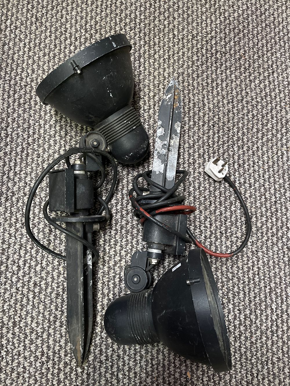 Lot 327: A Pair of Professional Grade Black Finished Metal Outdoor Spike Floodlights