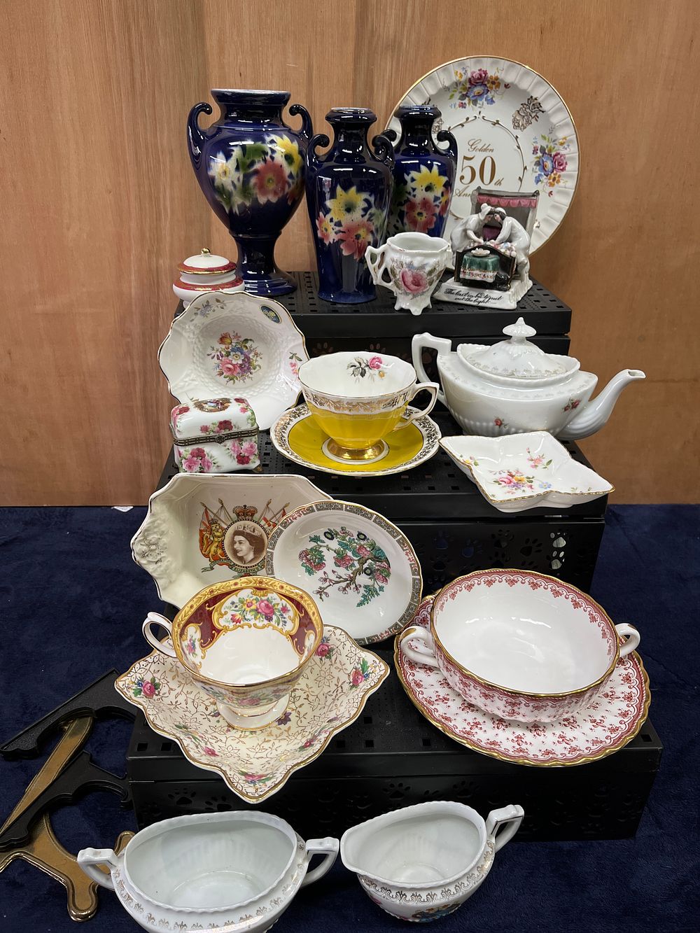 Lot 333: A Collection of English and Continental Porcelain and Ceramic Tableware and Decorative Items including Spode Fleur de Lys Red