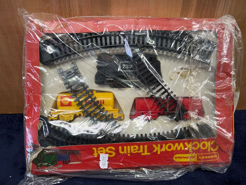 Lot 338: Hornby Railways R500 Clockwork Goods Train Set