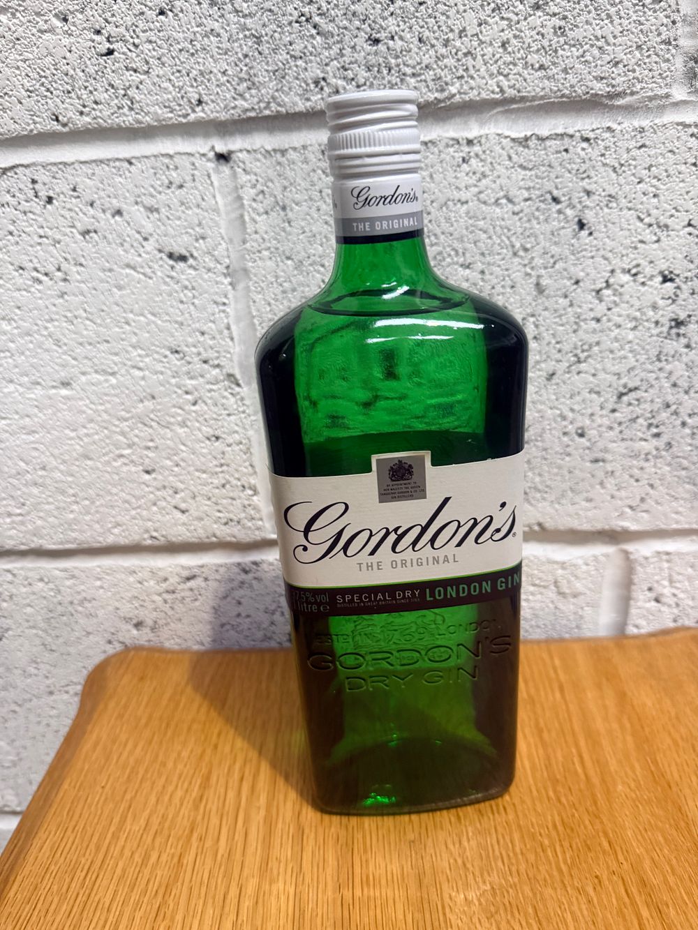 Lot 350: Gordon's Special Dry London Gin, 1 Liter